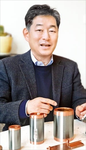 홍기원 캐스트맨 대표가 구리 다이캐스트로 제조한 유도전동기 회전자에 대해 설명하고 있다. /민경진 기자